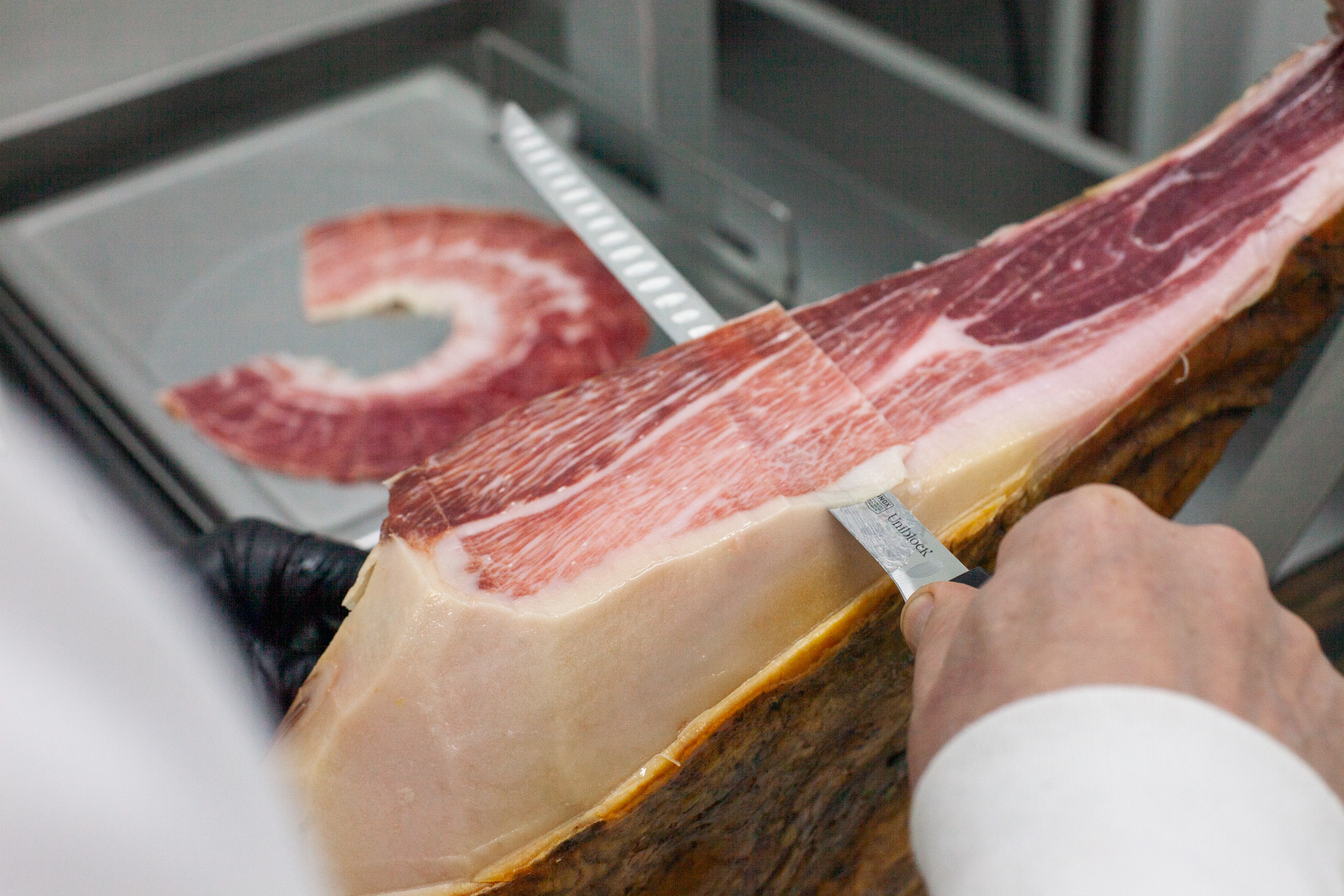 Corte de jamón en finas lonchas con cuchillo 3Claveles