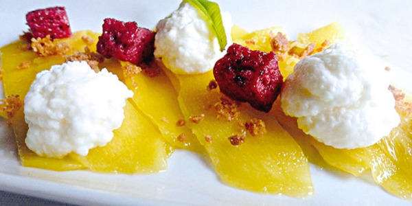 Láminas de mango, yogurt y frutos rojos 