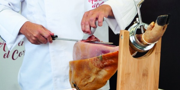 ¿Por dónde se empieza a cortar un jamón? La guía definitiva para no desperdiciar ni una loncha