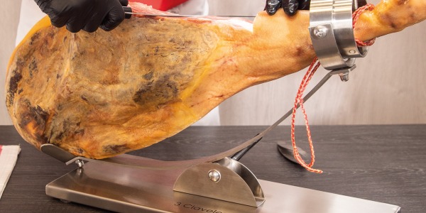 Tipos de jamoneros y cómo elegir el mejor soporte para tu jamón