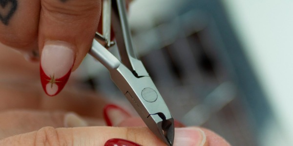 Cómo desinfectar los utensilios de manicura correctamente
